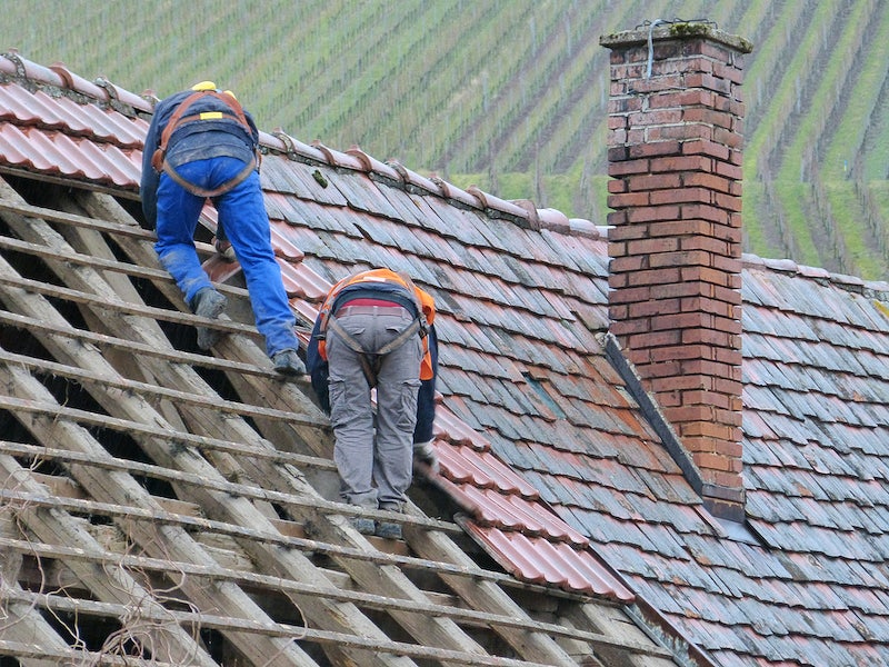 What Are Some Common Signs Of Roof Repair Need?